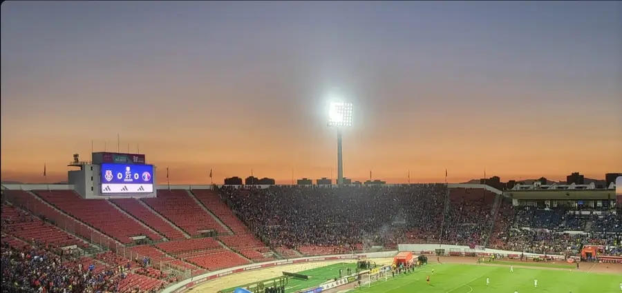 Vista aérea del estadio al atardecer