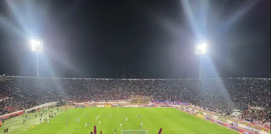 Estadio de noche con los focos encendidos